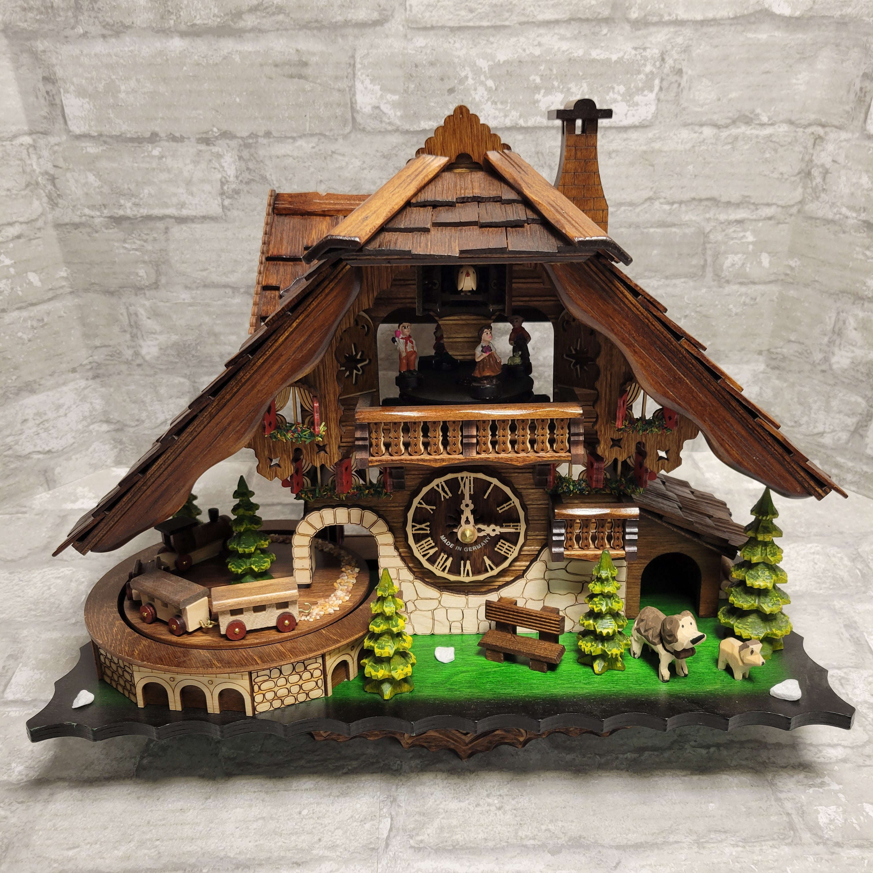 Quartz Cuckoo Clock Black Forest House with Moving Train w/ Music *READ* (8076303663342)